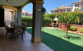 Apartamento con jardín privado y acceso a piscina